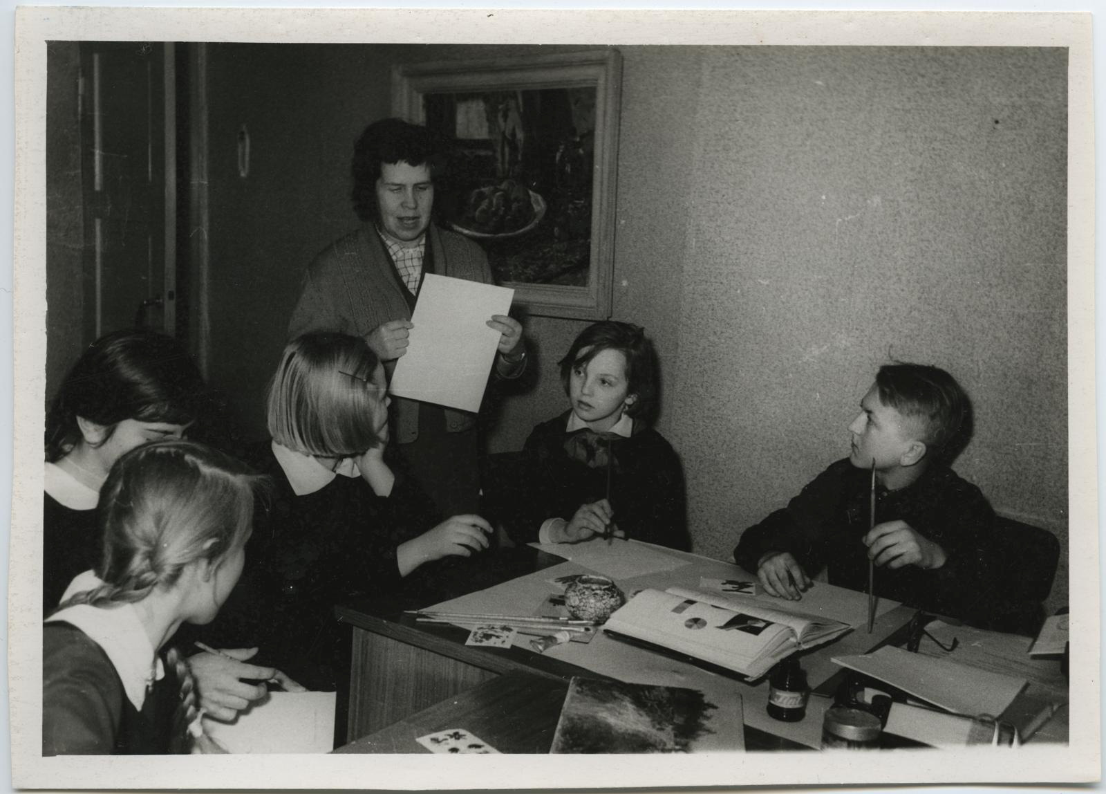 TKM-i 7. kunstiajaloo ringi loeng-vestlus "Maalitehnikad" 20. veebr. 1962. Juhendab vanem teaduslik töötaja Virve Hinnov.