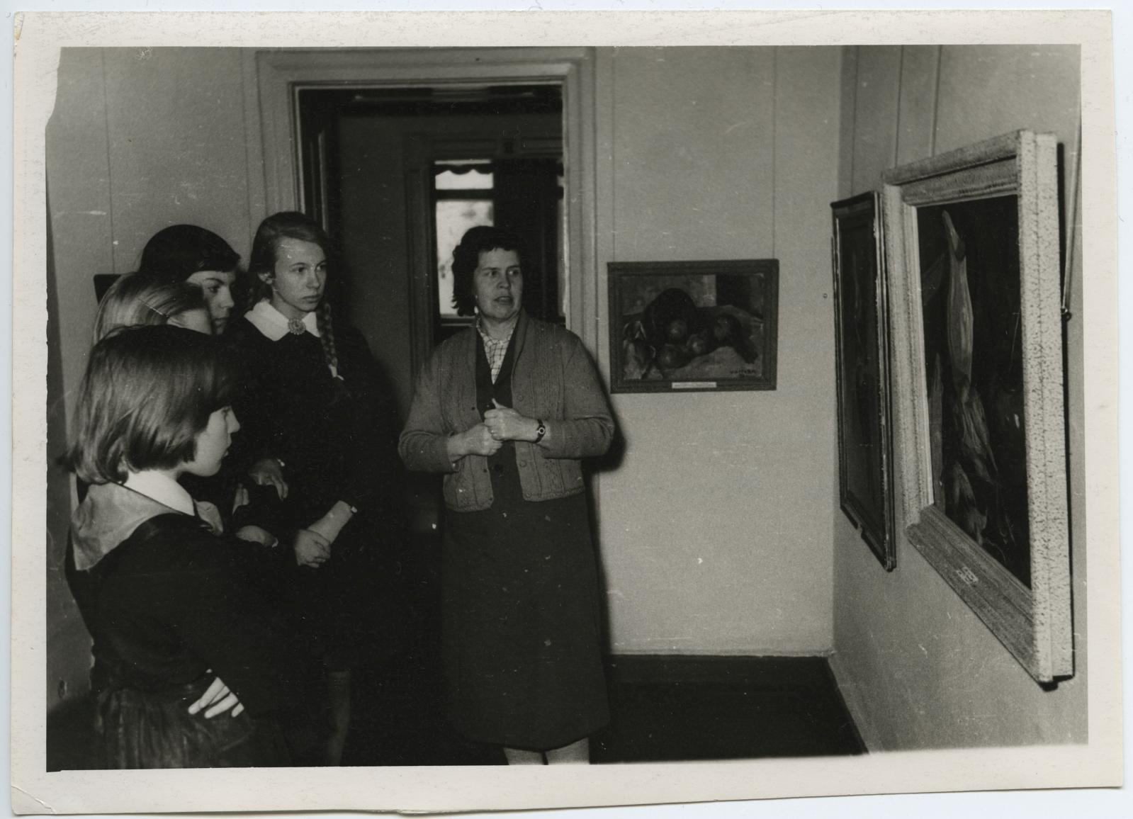TKM-i 7. kunstiajaloo ringi ekskursioon Eesti maalikunsti näitusel 27. veebr. 1962. Juhendab vanem teaduslik töötaja Virve Hinnov.