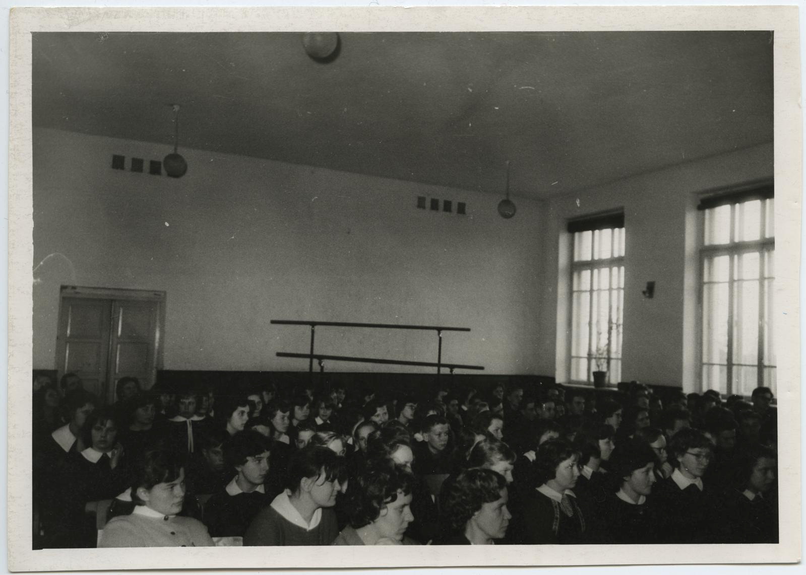 Maalikunstnik Ellen Polli kohtumine Jõgeva Keskkooli õpilastega. Üritus toimus kunstinädala raames aprillis 1962.