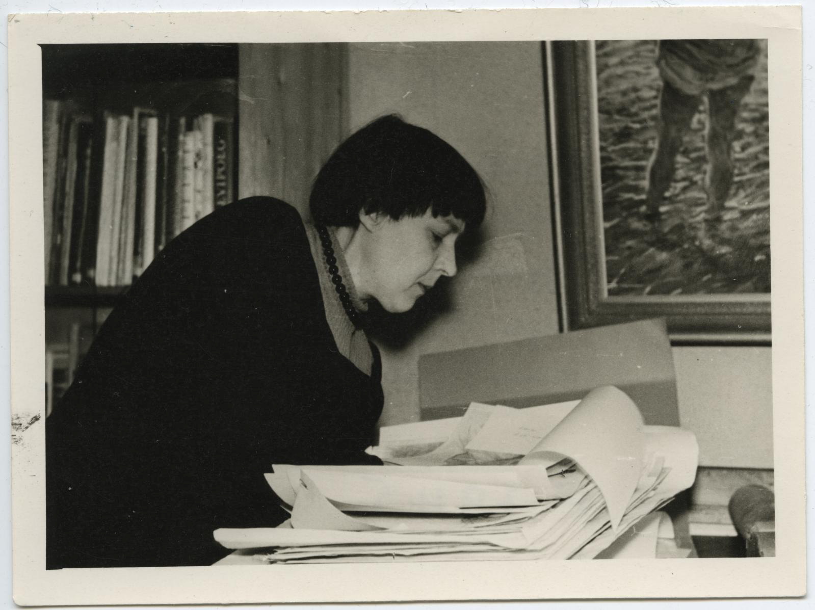 Kursuse juhataja kunstnik Lagle Israel oma töö juures suvel 1961.