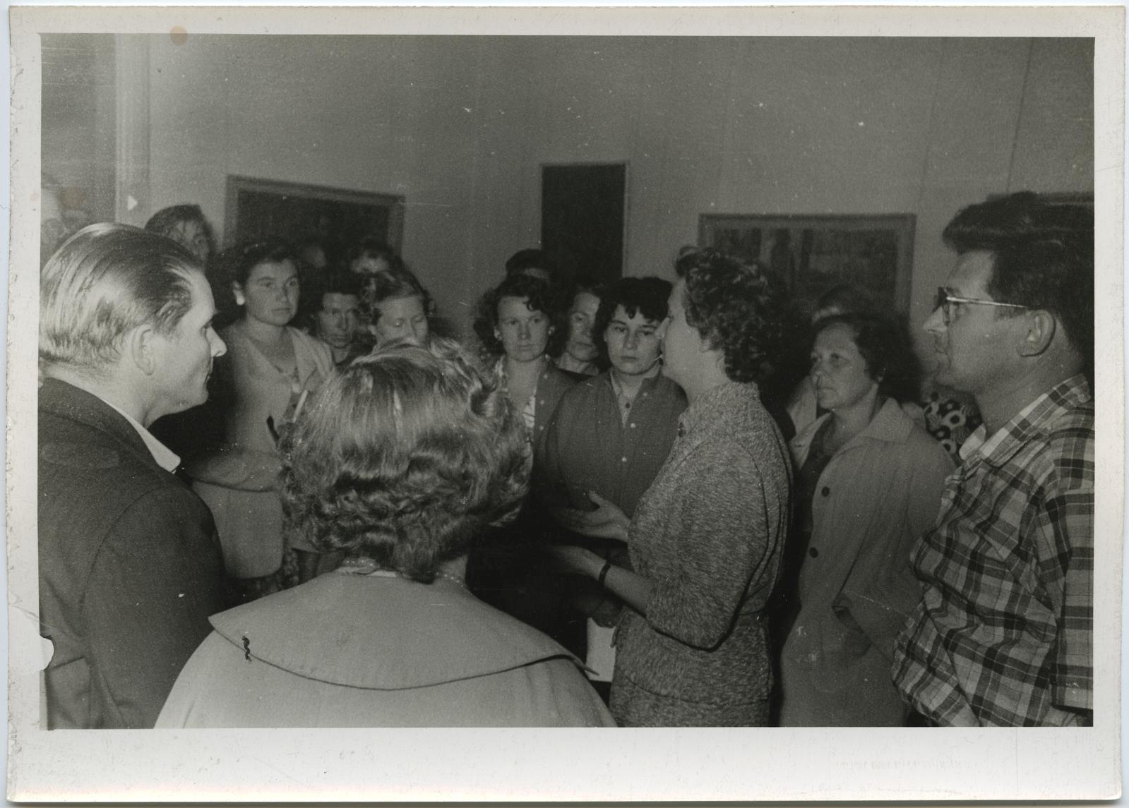 Algkursuse seminar ekskursioonil Tartu kunstinäitusel suvel 1961