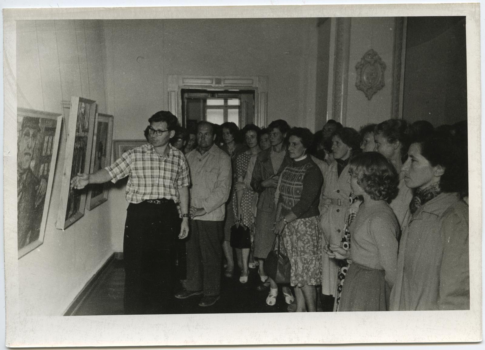 Algkursuse seminar ekskursioonil Tartu kunstinäitusel suvel 1961