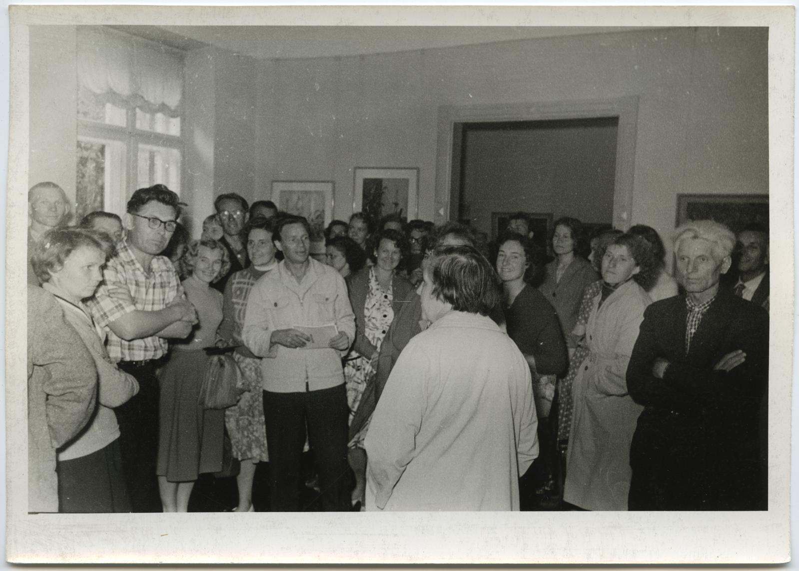 Algkursuse seminar ekskursioonil Tartu kunstinäitusel suvel 1961