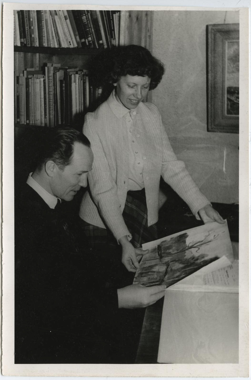 Kursuse juhataja maalikunstnik Eduard Maasen ja maalikunstnik Silvia Jõgever muuseumi raamatukogus 1961.