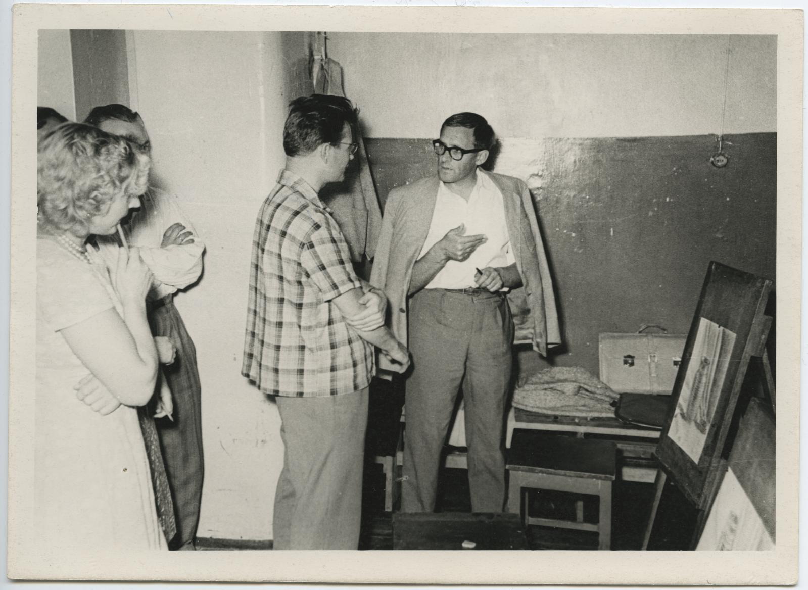 Algkursuse seminar 5.-10. aug. 1963. II Keskkoolis. Maalikunstnik Ilmar Malin oma gruppi juhendamas.