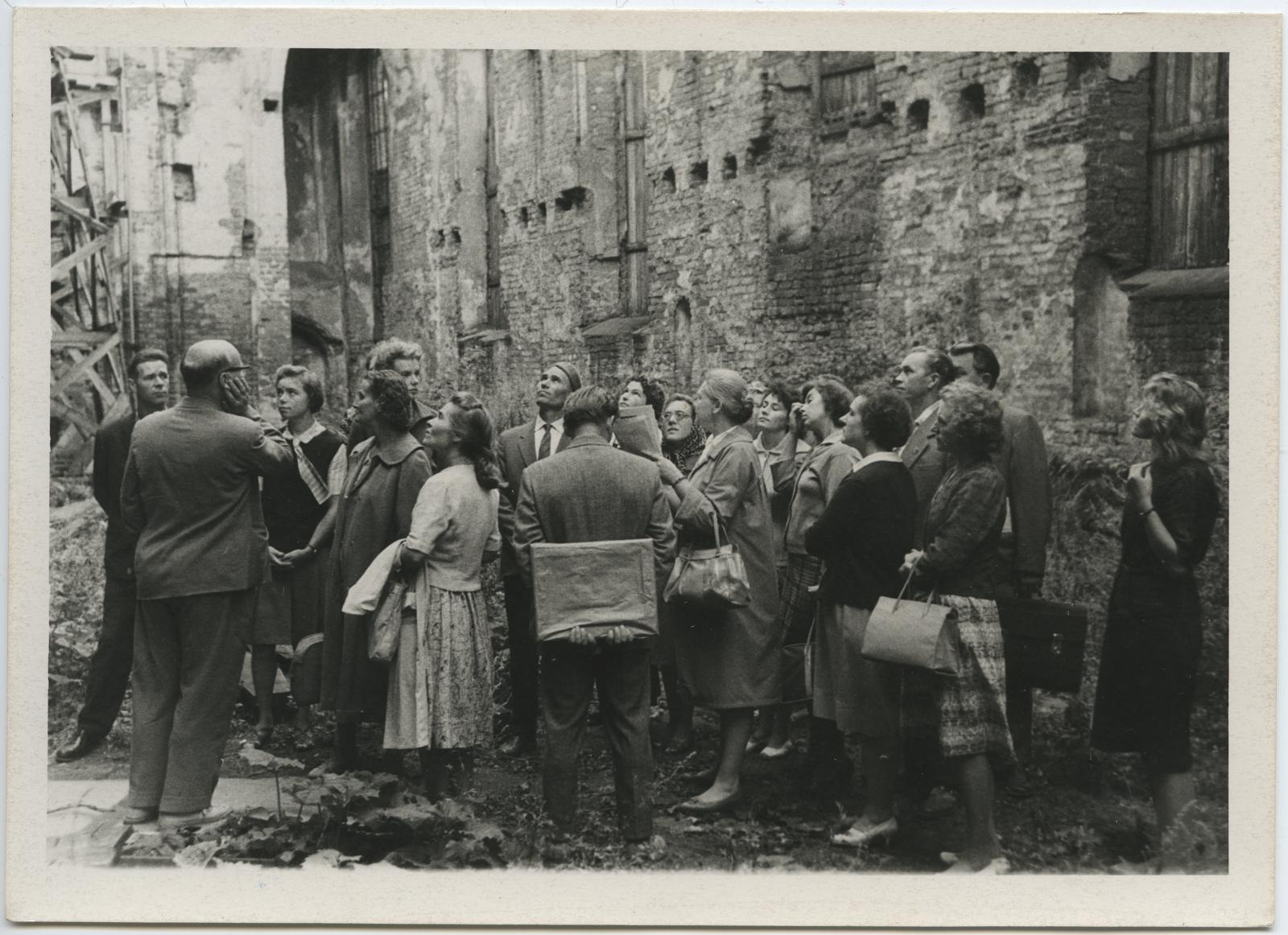 Põhi II kursuse seminar 12.-17. aug. 1963. Kunstiajaloo loeng Jaani kirikus. Lektor muuseumi peavarahoidja Tuui Koort.