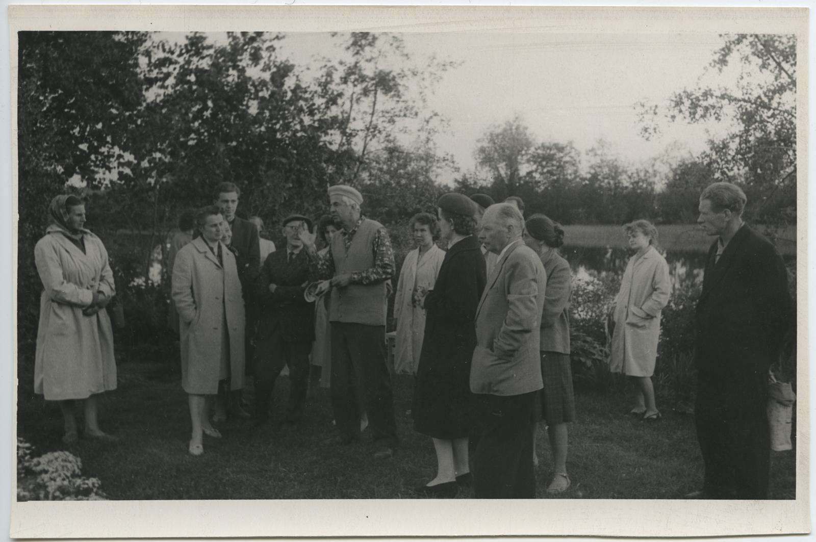 I lennu lõpetajad ekskursioonil A. Adojani (keskel) aias Jõgeval 3. juunil 1963.