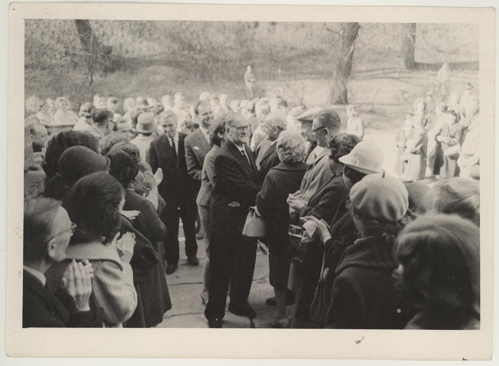 Prof. A. Starkopfi 75. sünnipäeva tähistava näituse avamise päeval 22. apr. 1964. Juubilari vastuvõtt muuseumi ees.