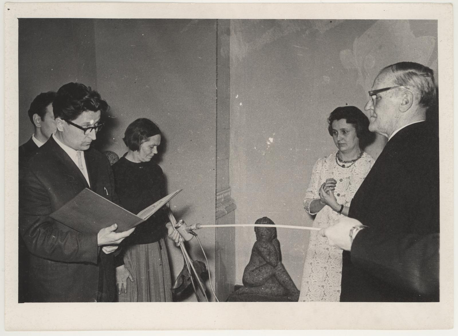 Prof. A. Starkopfi 75. sünnipäeva tähistava näituse avamine 22. apr. 1964. Skulptor A. Rimm loeb ette ENSV Kunstnike Liidu Tartu osakonna auaadressi.