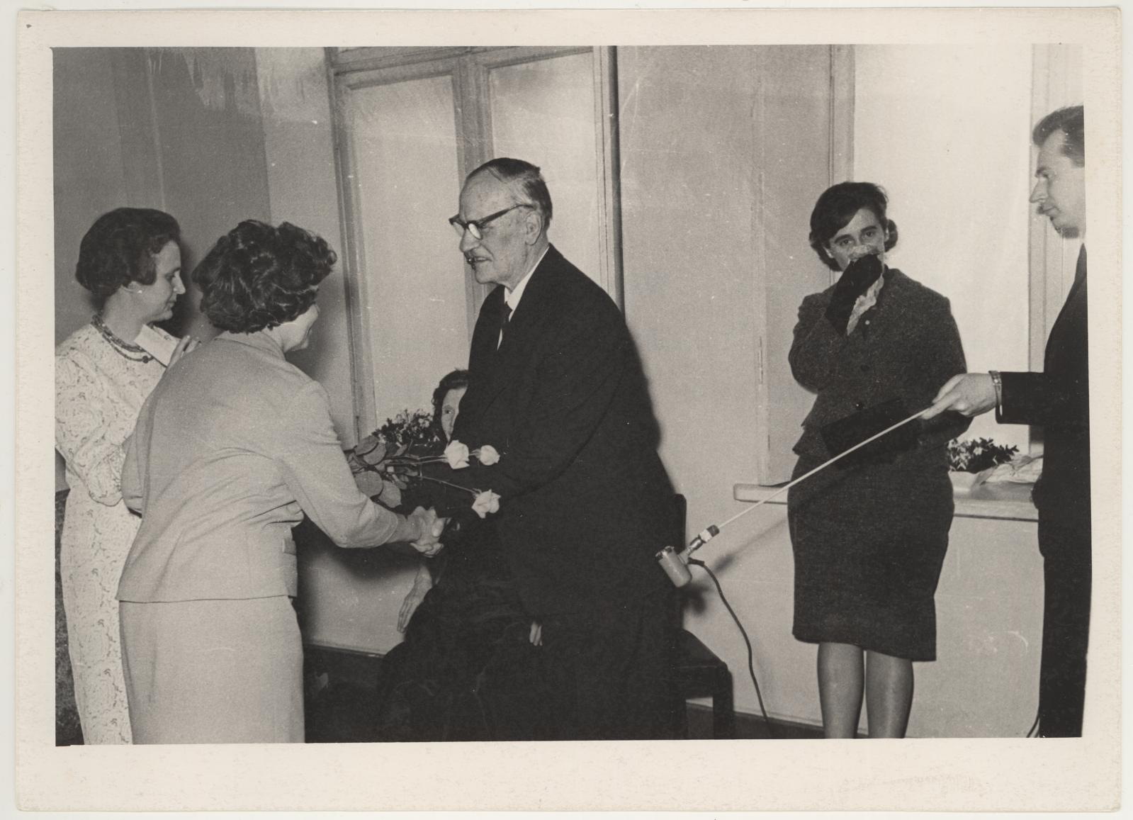 Prof. A. Starkopfi 75. sünnipäeva tähistava näituse avamine 22. apr. 1964. Muuseumi vanem teaduslik töötaja V. Hinnov õnnitleb juubilari.