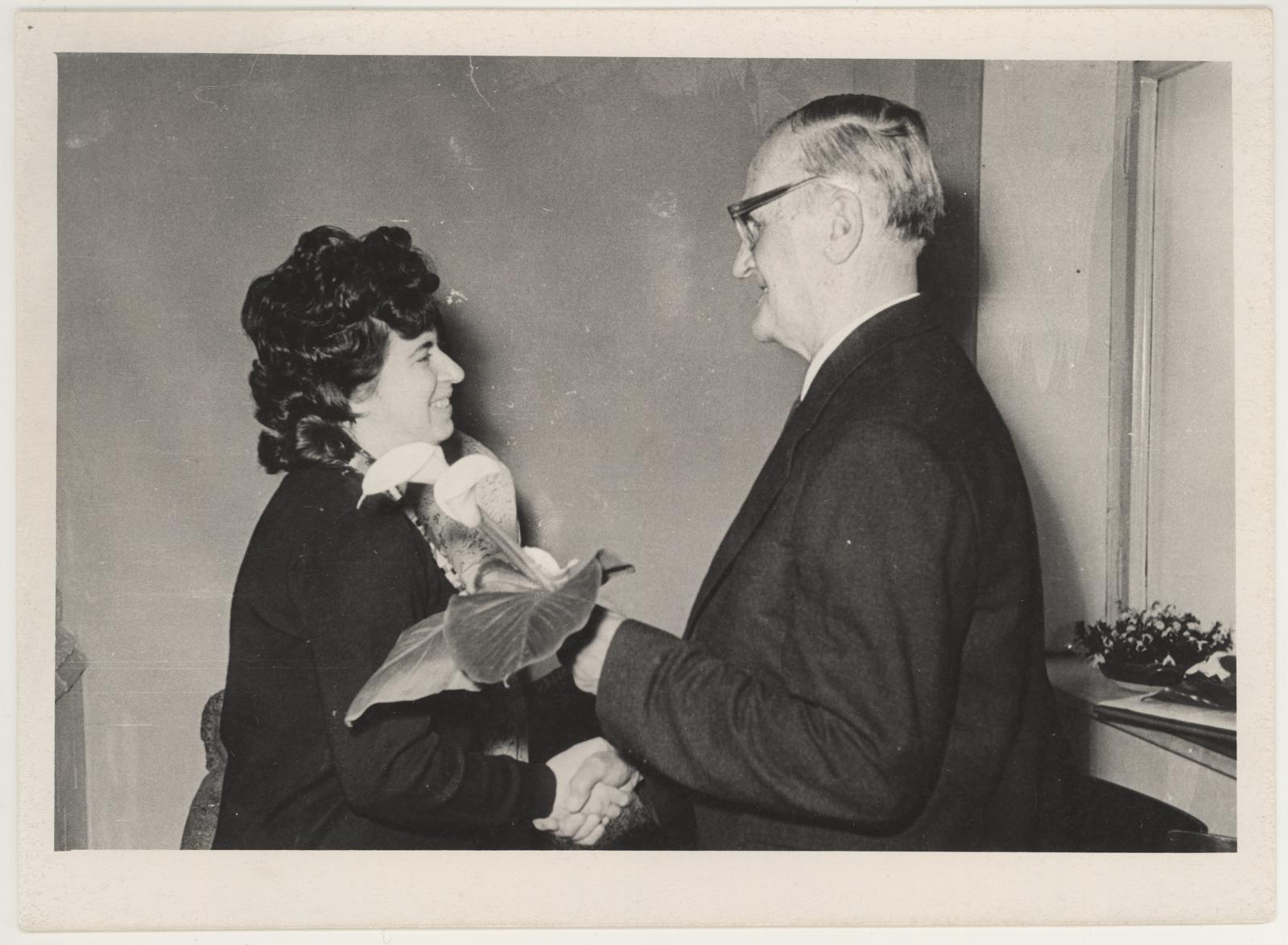 Prof. A. Starkopfi 75. sünnipäeva tähistava näituse avamine 22. apr. 1964. Juubilari õnnitleb kunstiteadlane Tšervonnaja Moskvast.