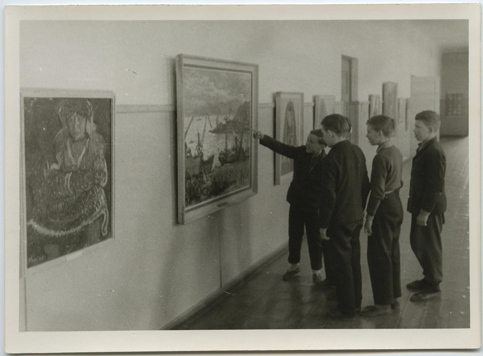 Maalikunstnik Kaljo Polli teoste näitus Puka Keskkoolis 10. apr. - 7. mai 1963. Õpilased maalidega tutvumas. Pildistatud 10. aprillil 1963.