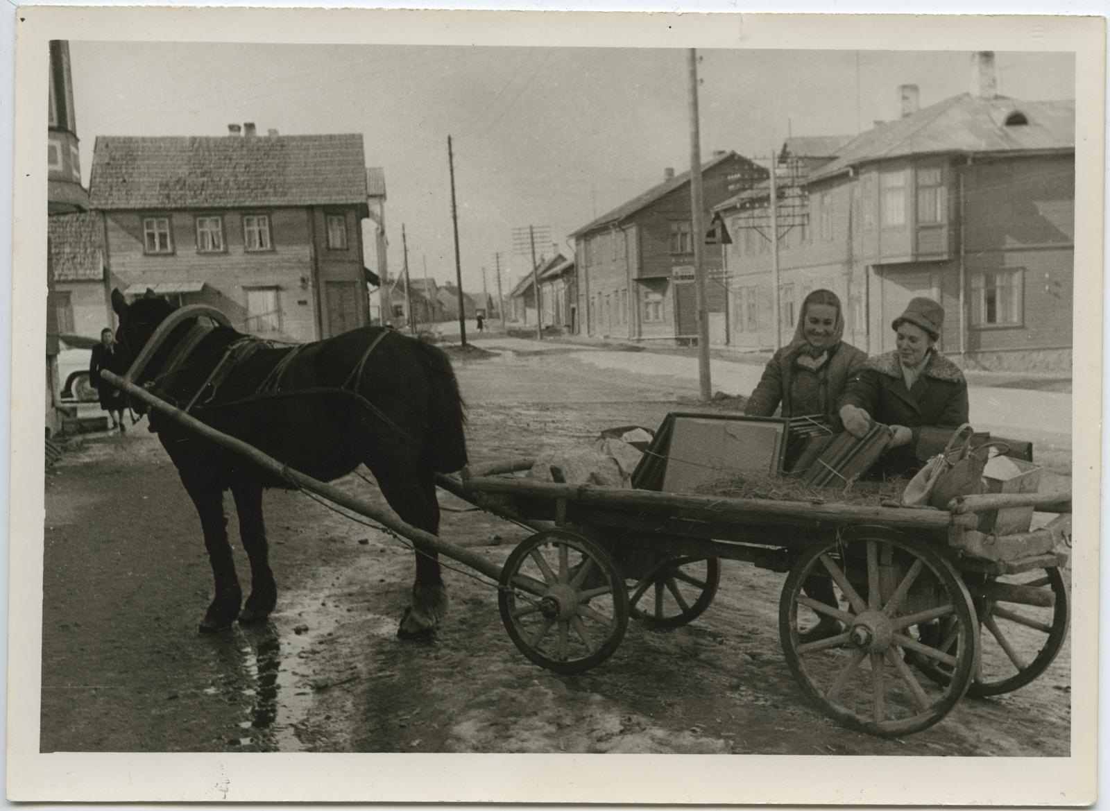 Rändnäitus "Lääne-Euroopa kunst II" on saabunud Mustlasse 11. apr. 1963.