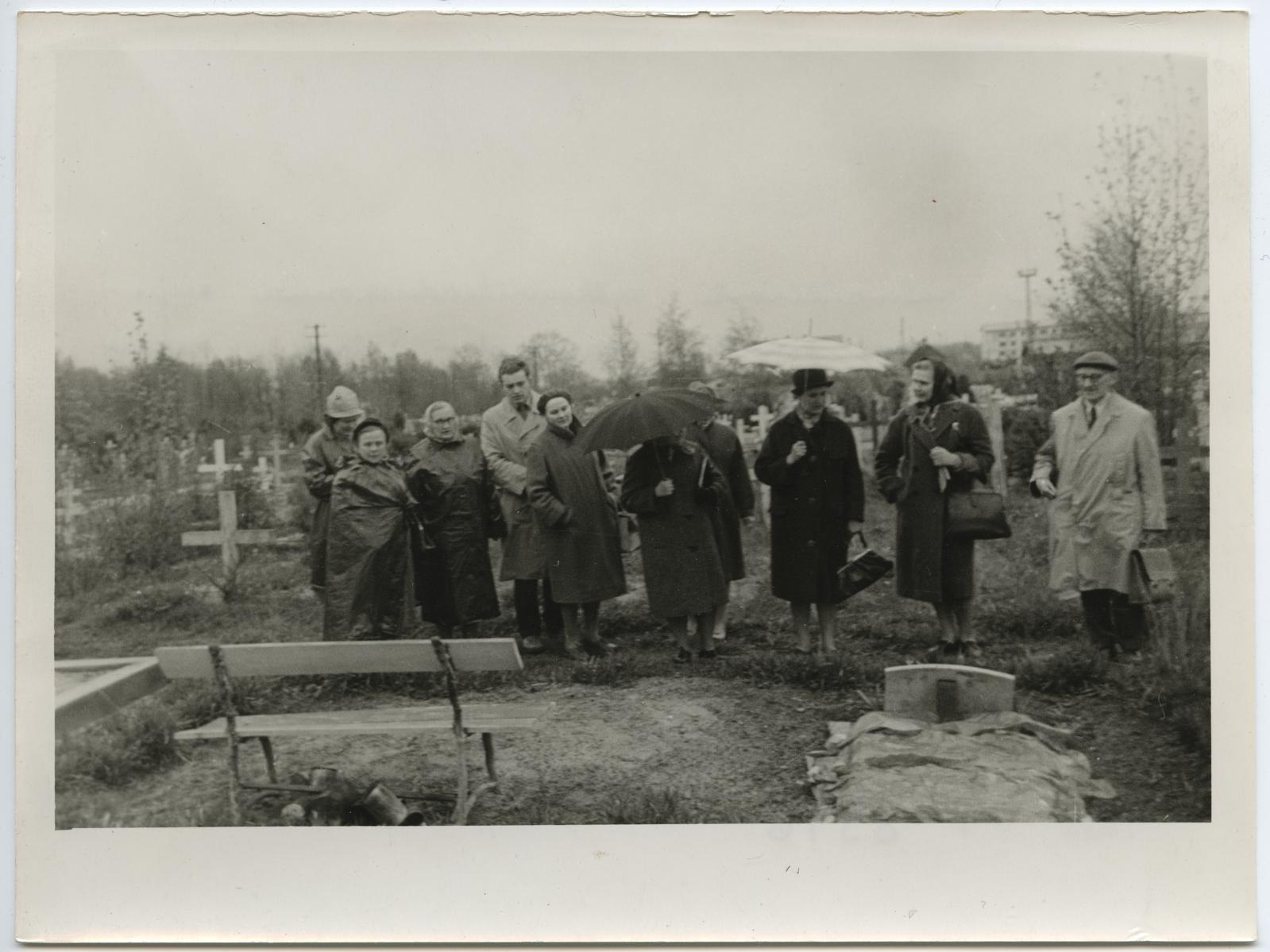 I lennu aktiiv ekskursioonil Ropka-Tamme (Pauluse) kalmistul 12. mail 1964. Kunstnik Kristjan Tedre haua juures.