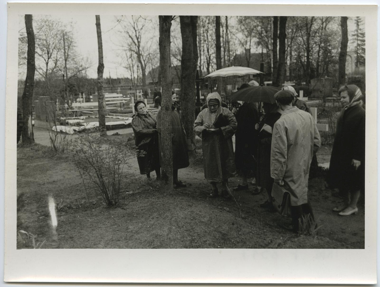 I lennu aktiiv ekskursioonil Ropka-Tamme (Pauluse) kalmistul 12. mail 1964.