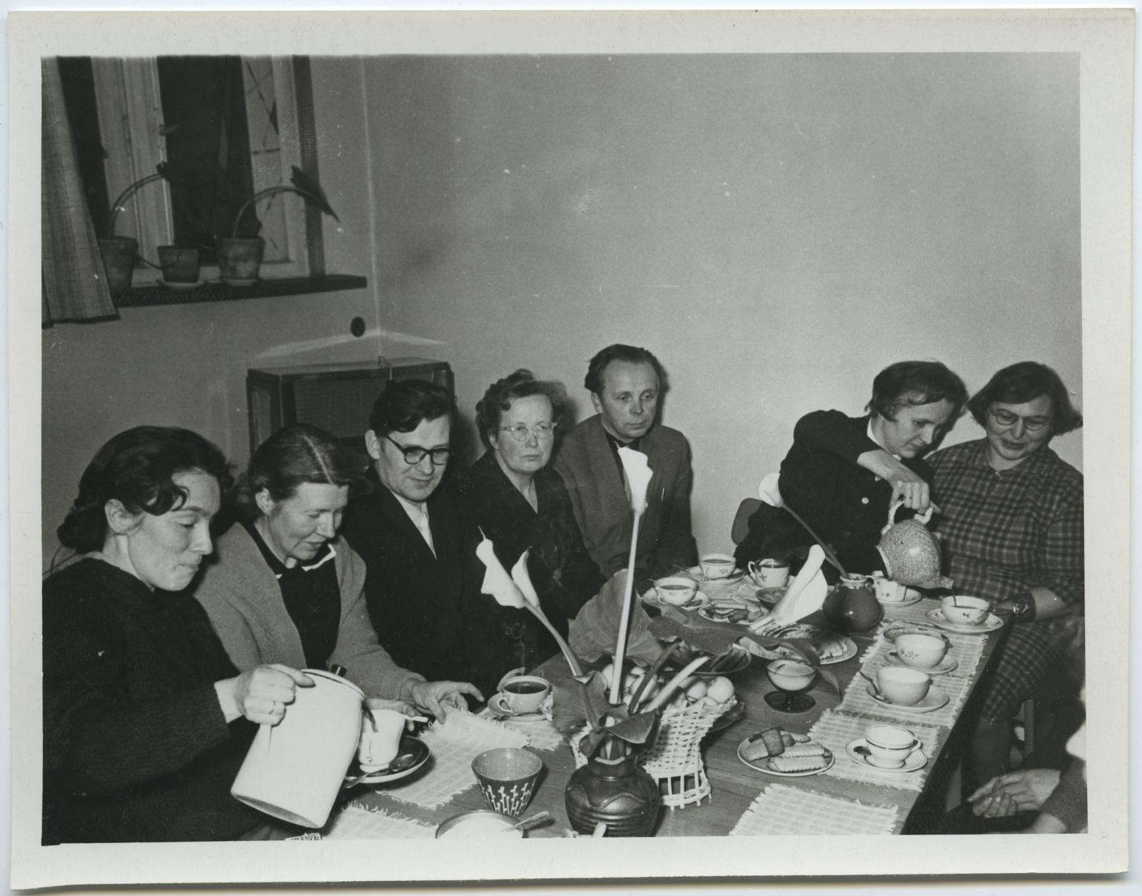 I lennu lõpetajate koosviibimine 12. jaan. 1965. Kohvilauas.