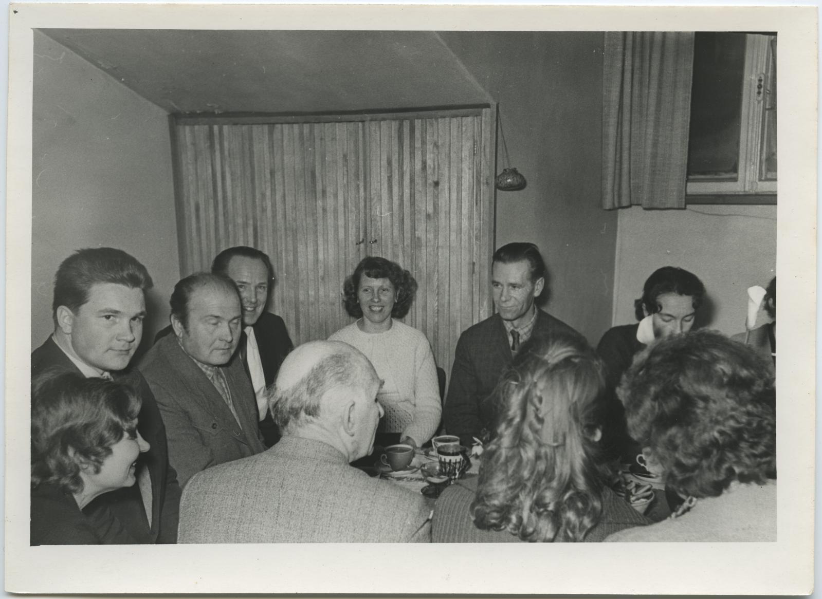 I lennu lõpetajate koosviibimine 12. jaan. 1965. Kohvilauas.