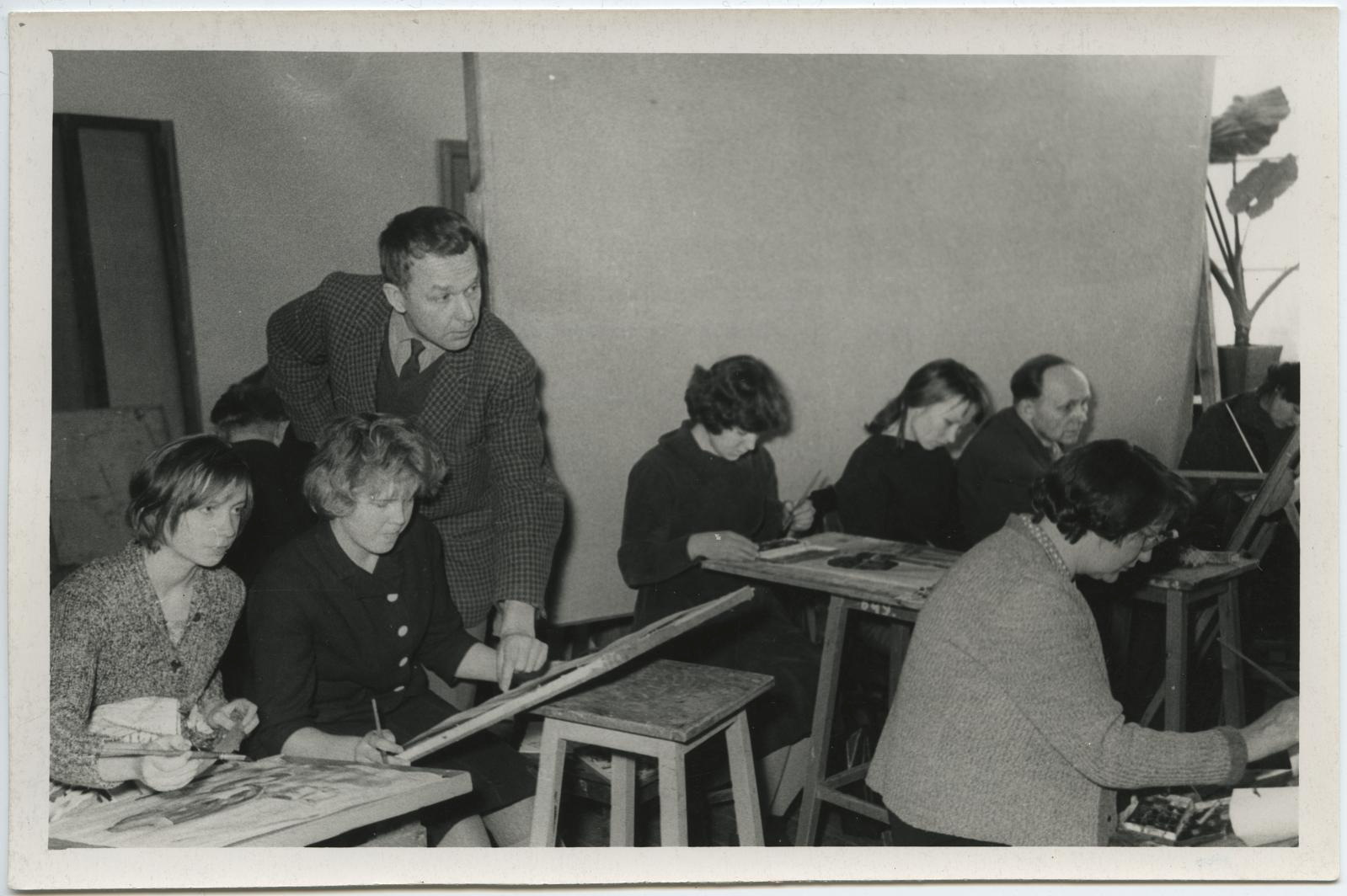 Seminari I grupp kunstnik Silvia Jõgeveri rühm Tartu Kujutava Kunsti Koolis 12.-17. jaan. 1965.