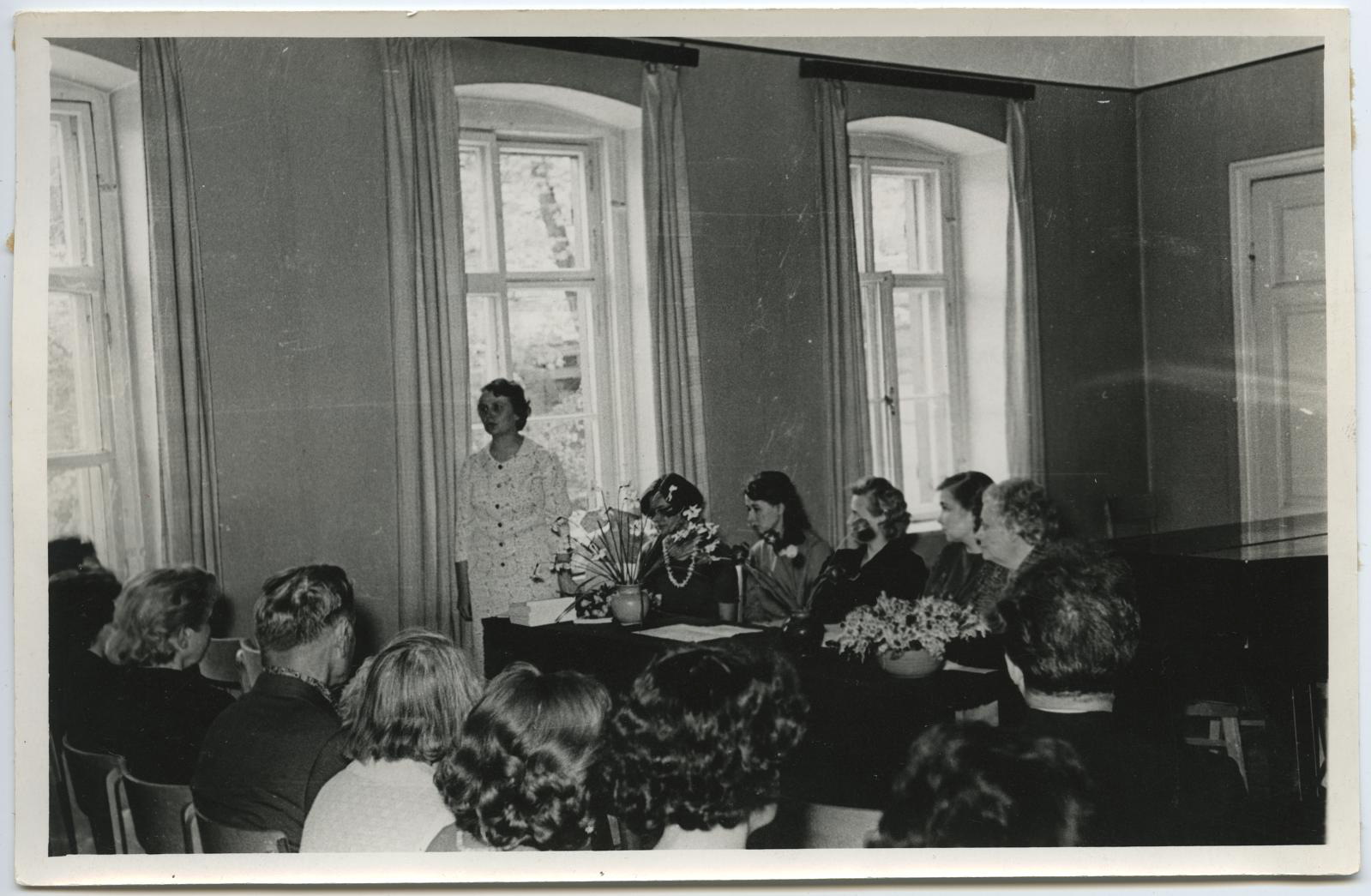 Kultuuriteaduskonna lõpetajate aktus Tartu Muusikakoolis 5. juunil 1965. Esineb Tartu Riikliku Kunstimuuseumi direktor Vaike Tiik.