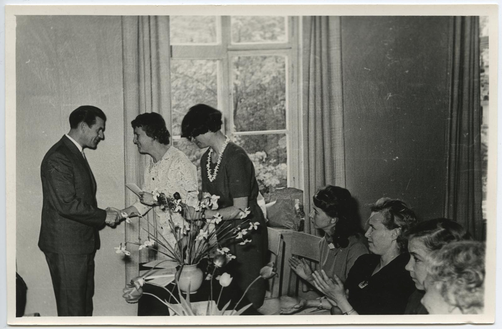 Kultuuriteaduskonna lõpetajate aktus Tartu Muusikakoolis 5. juunil 1965. TKM-i direktor Vaike Tiik õnnitleb kujutava kunsti osakonna lõpetajat H. Paluveed.