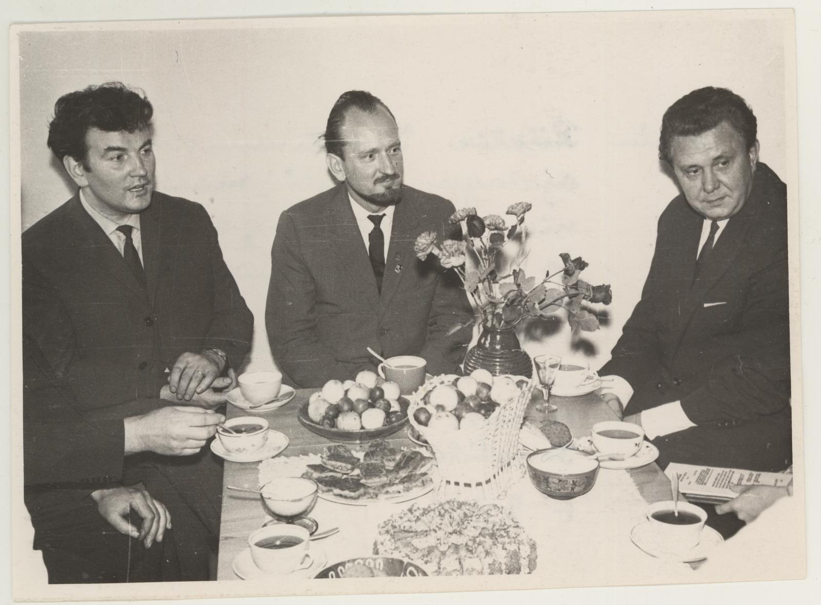 Läti maalikunstnik Uldis Zamzarise teoste näituse avamise (25. sept. 1965) koosviibimiselt.