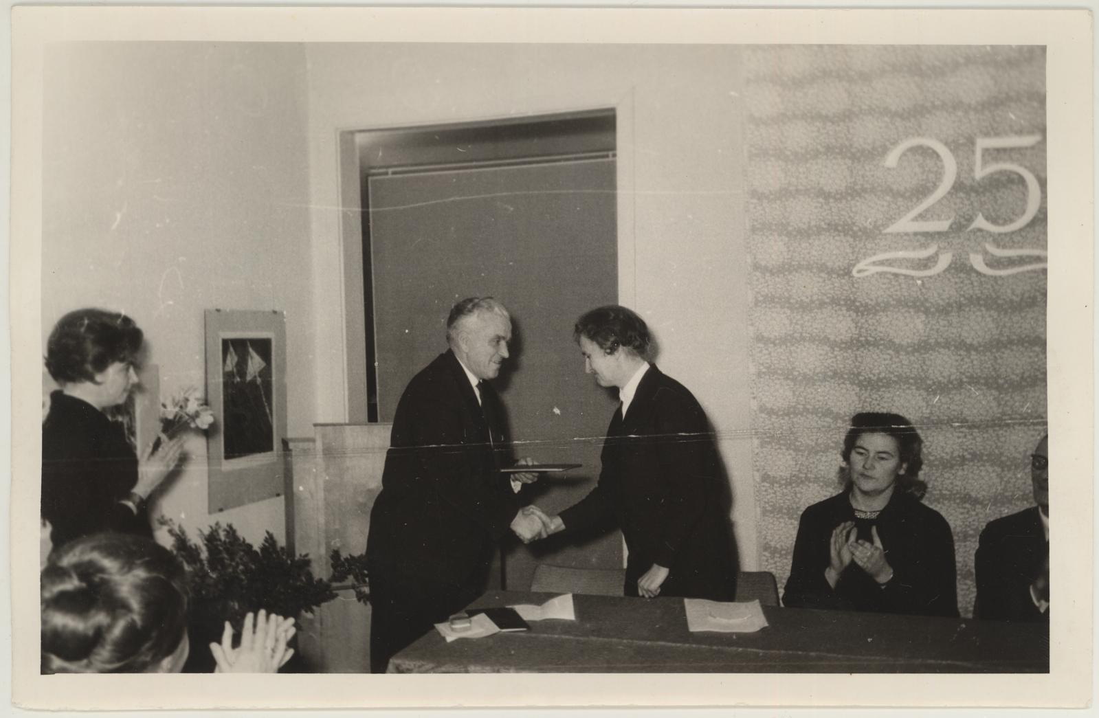 TKM-i III teaduslik konverents, millega tähistati muuseumi 25ndat aastapäeva 17.-18. nov. 1965. Kultuuriminister Albert Laus annab üle muuseumi direktorile Vaike Tiigile ENSV Ülemnõukogu Presiidiumi aukirja 17.11.1965
