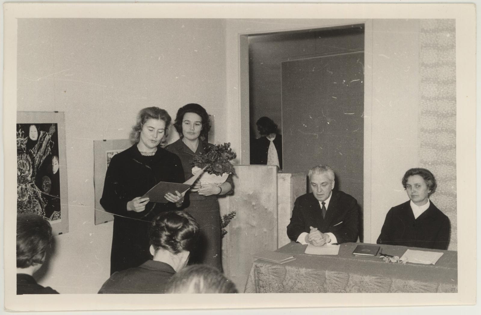 TKM-i III teaduslik konverents, millega tähistati muuseumi 25ndat aastapäeva 17.-18. nov. 1965. EKP Tartu Linnakomitee ideoloogilise töö osakonna juhataja Lia Bauman loeb ette EKP Tartu Linnakomitee ja Tartu TSN Täitevkomitee õnnesoovid 17.11.1965