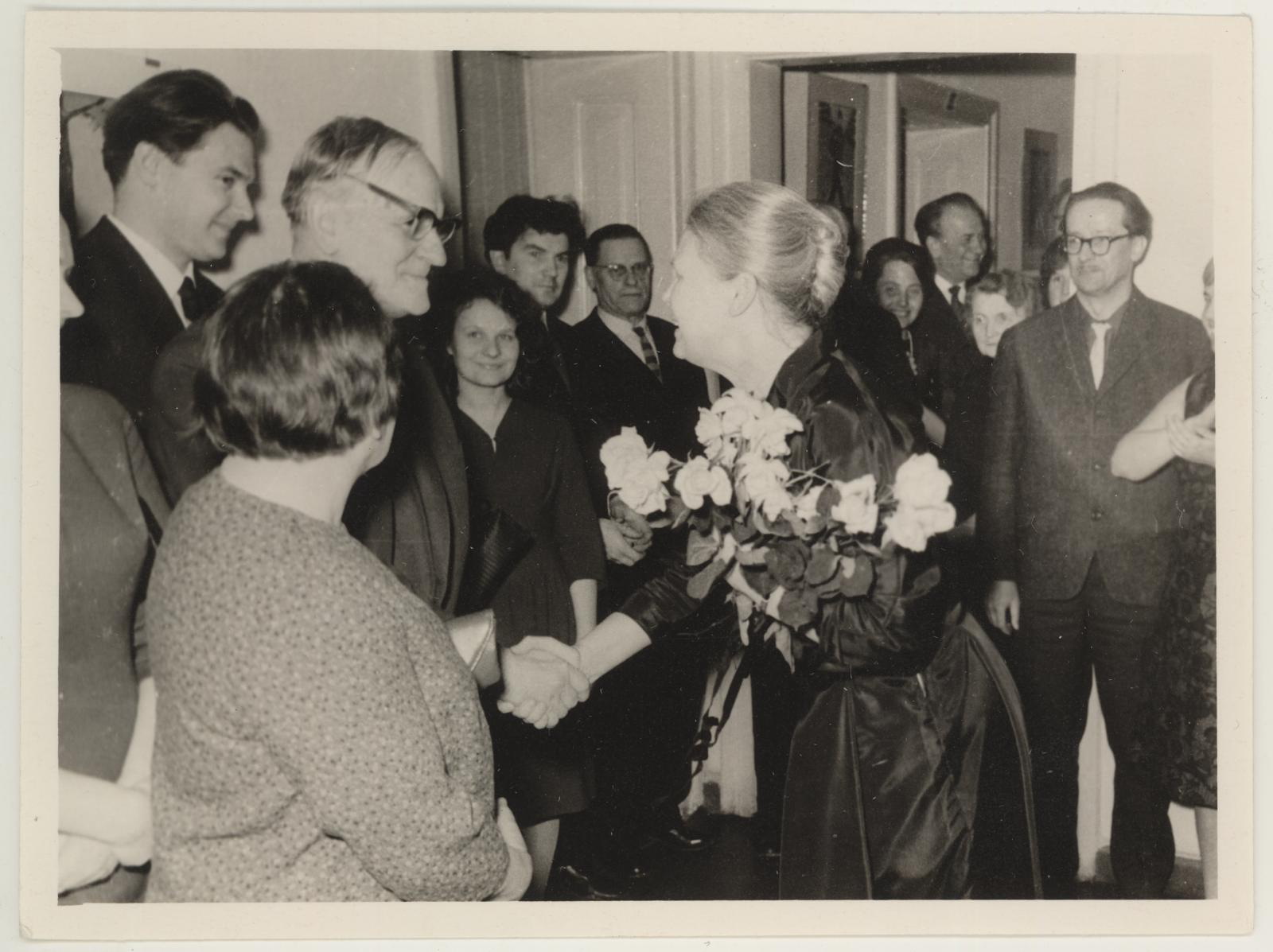 Peavarahoidja Tui Koorti 50. a. juubeli tähistamine 12. apr. 1964. Prof. Anton Starkopf õnnitleb juubilari.