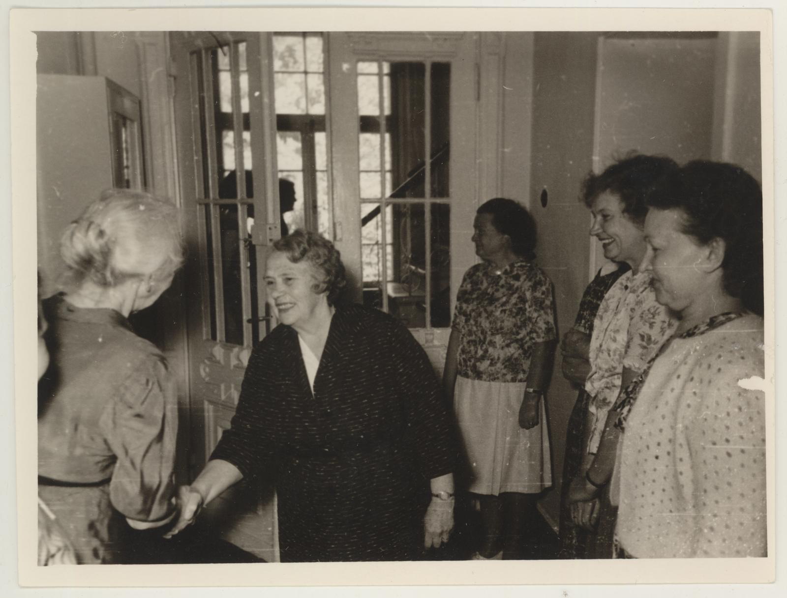 Muuseumiteenija Helene Puusaagi 70. a. juubeli tähistamine 7. juulil 1965. Tuletõrjuja Hilda Volmer õnnitleb juubilari.