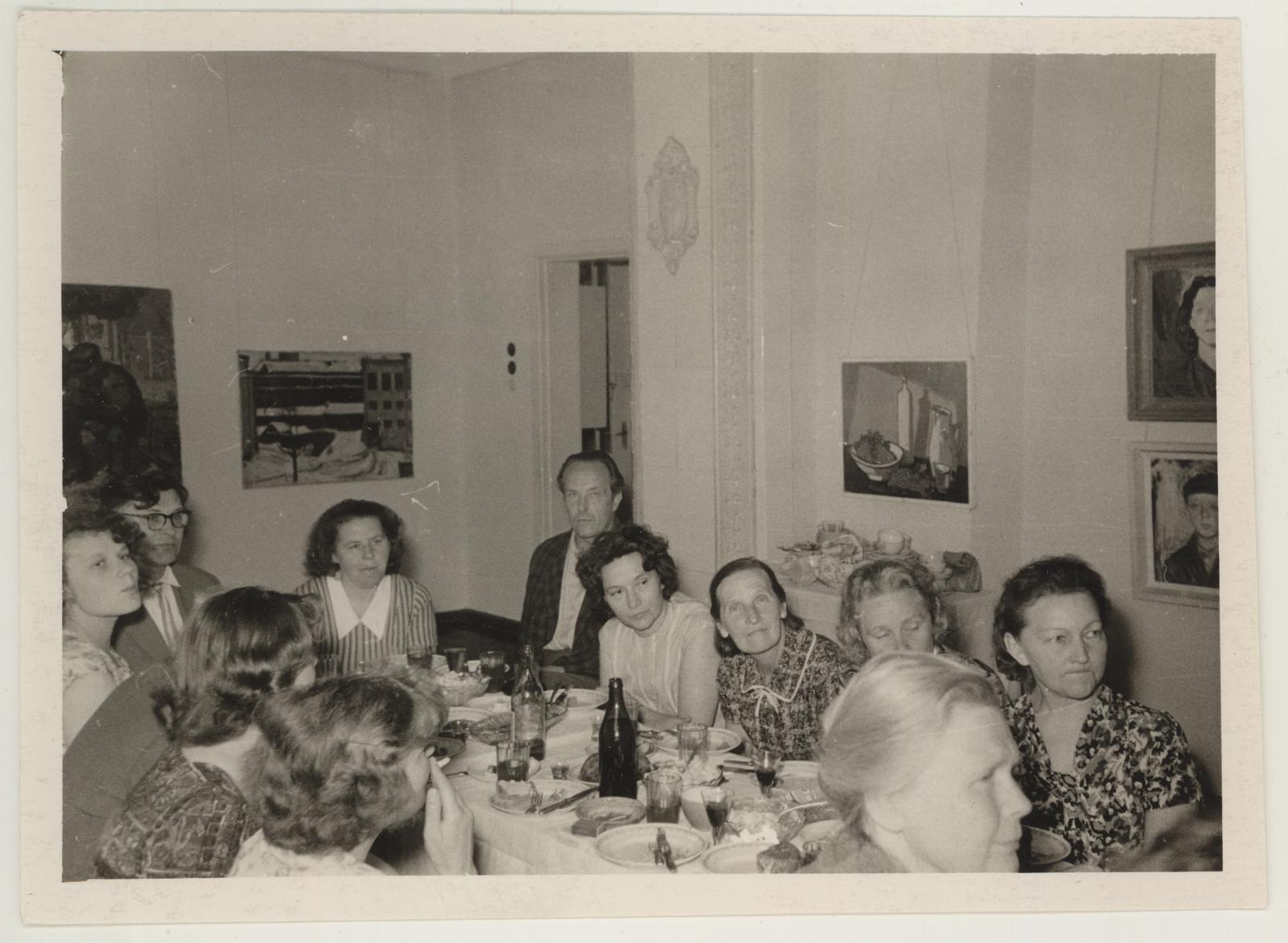 Muuseumiteenija Helene Puusaagi 70. a. juubeli tähistamine 7. juulil 1965. Peolauas.