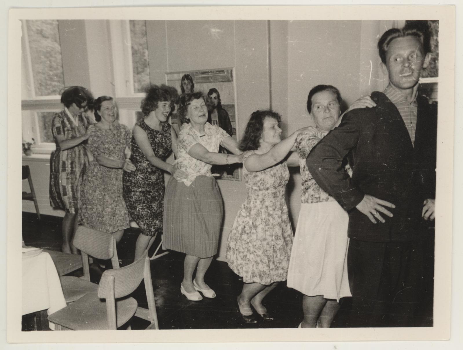 Muuseumiteenija Helene Puusaagi 70. a. juubeli tähistamine 7. juulil 1965. Jenkat tantsimas.