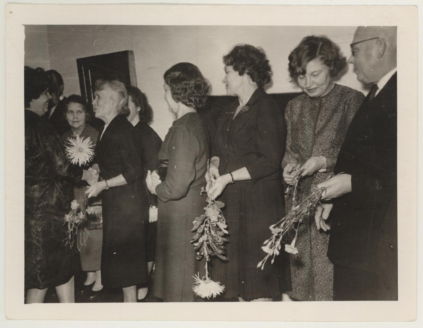 Vanema teadusliku töötaja Virve Hinnovi 50. a. juubeli tähistamine 30. okt. 1965. Endine vanemraamatupidaja Juuli Luke õnnitleb juubilari.
