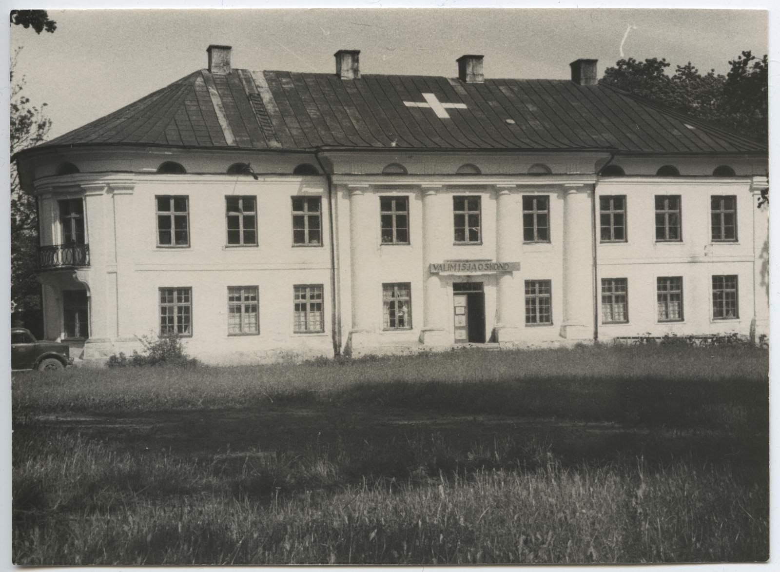 I lennu aktiivi ekskursioon Eduard Viiraltiga seotud paikadesse 12. juunil 1966. Endise Varangu mõisa hoone Järvamaal.