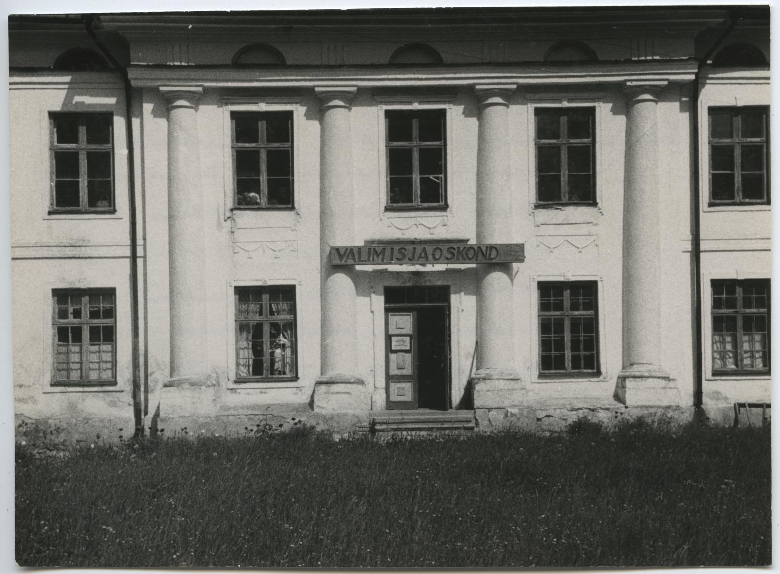 I lennu aktiivi ekskursioon Eduard Viiraltiga seotud paikadesse 12. juunil 1966. Endise Varangu mõisa hoone Järvamaal.