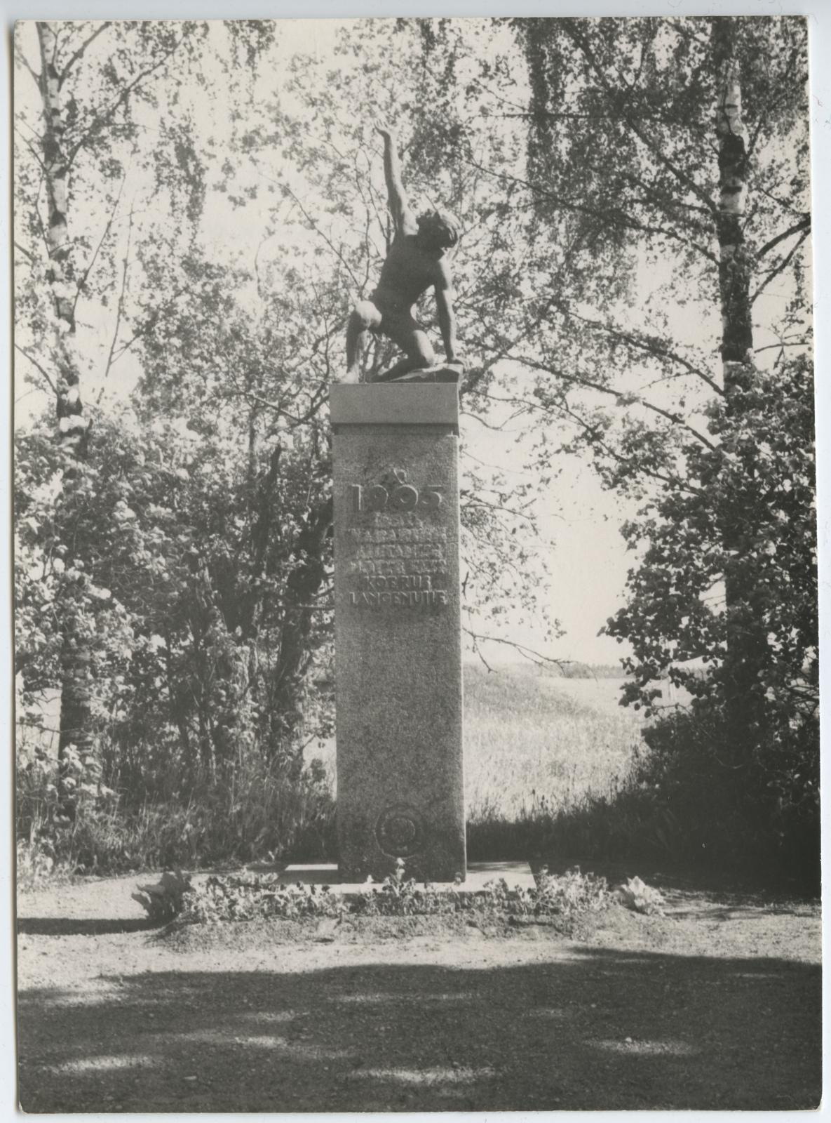 I lennu aktiivi ekskursioon Eduard Viiraltiga seotud paikadesse 12. juunil 1966. 1905.a. revolutsioonis langenute mälestussammas Koerus.