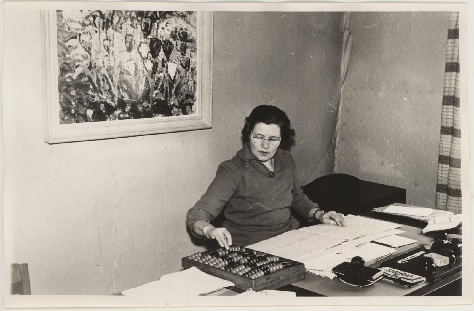 Vanem raamatupidaja Häitse Kriisa oma töölaua taga aprilli algul 1967