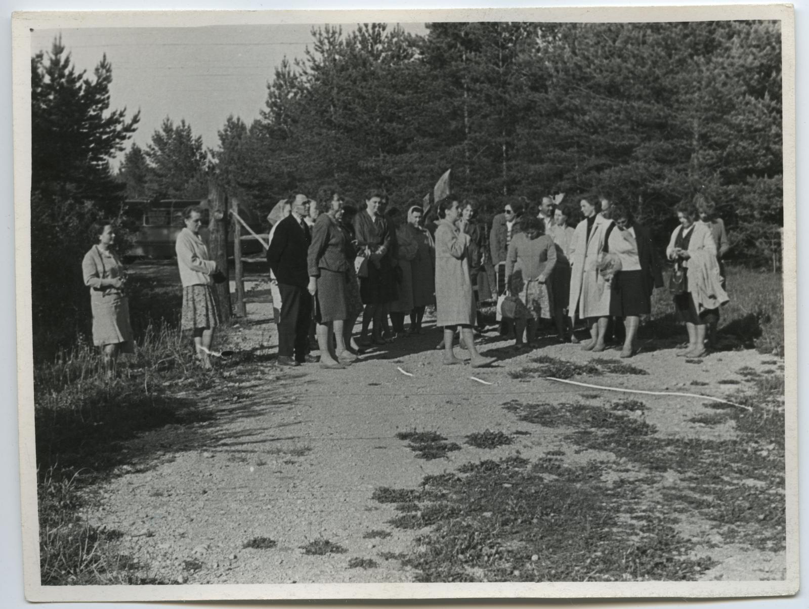 Rahvaülikooli II lend ekskursioonil Tallinna ja Taeblasse 7. juunil 1964. Ants Laikmaa Majamuueumi lähedal.