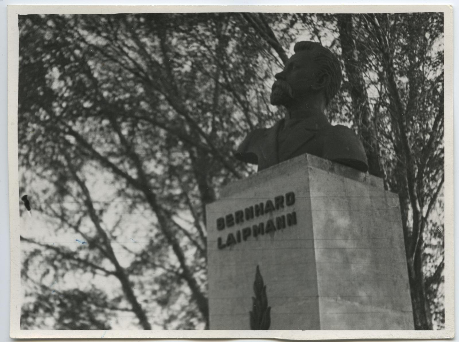Rahvaülikooli II lend ekskursioonil Tallinna ja Taeblasse 7. juunil 1964. Bernhard Laipmanni monument Haapsalus.