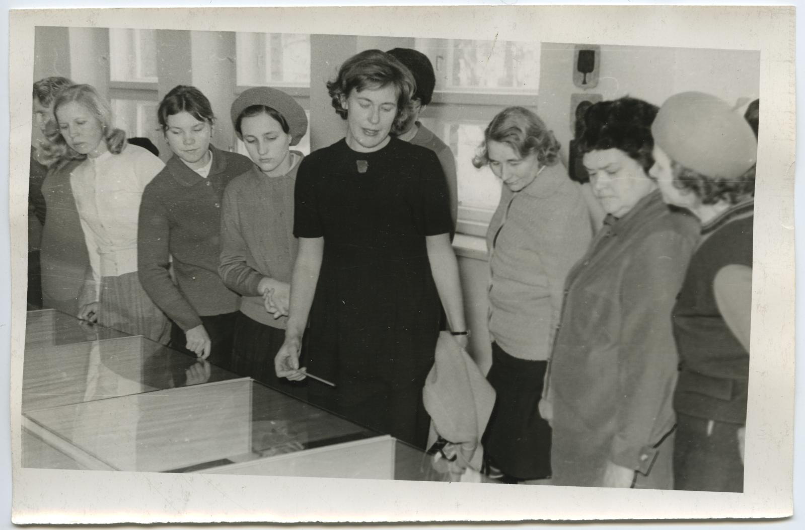 Põltsamaa filiaali ekskursioon vabariiklikul tarbekunsti näitusel 2. veebruaril 1969. Juhendab muuseumi vanem teaduslik töötaja Maire Toom (keskel)