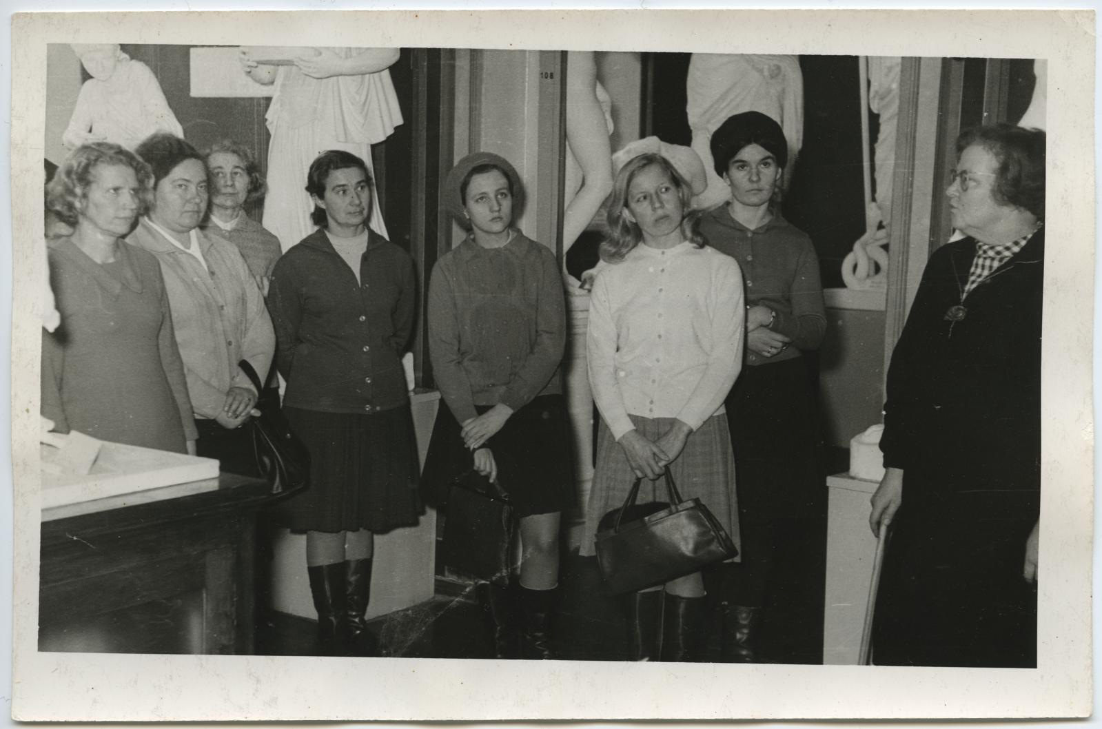 Põltsamaa filiaali ekskursioon TRÜ Klassikalises Muinasteaduse Muuseumis 2. veebruaril 1969. Juhendab TRÜ töötaja kunstiteadlane Niina Raid (paremal).