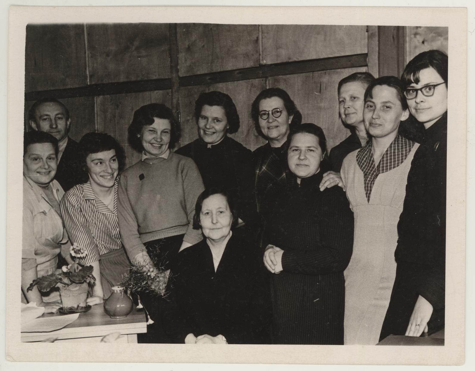 TKM-i töötajate koosviibimine 25. märtsil 1960. reatuletõrjuja Maria Krulli töölt lahkumise puhul