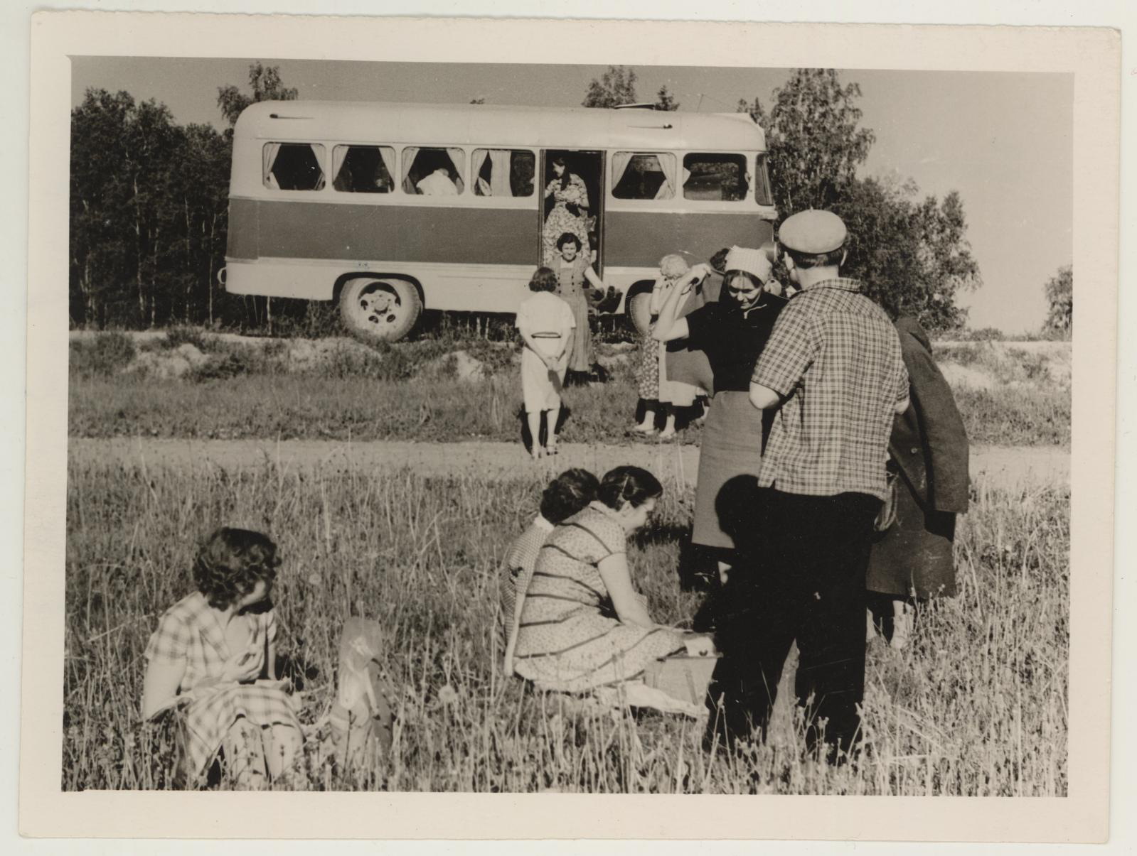 Ekskursioon Taeblasse maalikunstnik Ants Laikmaa talumuuseumi avamisele 5. juun. 1960