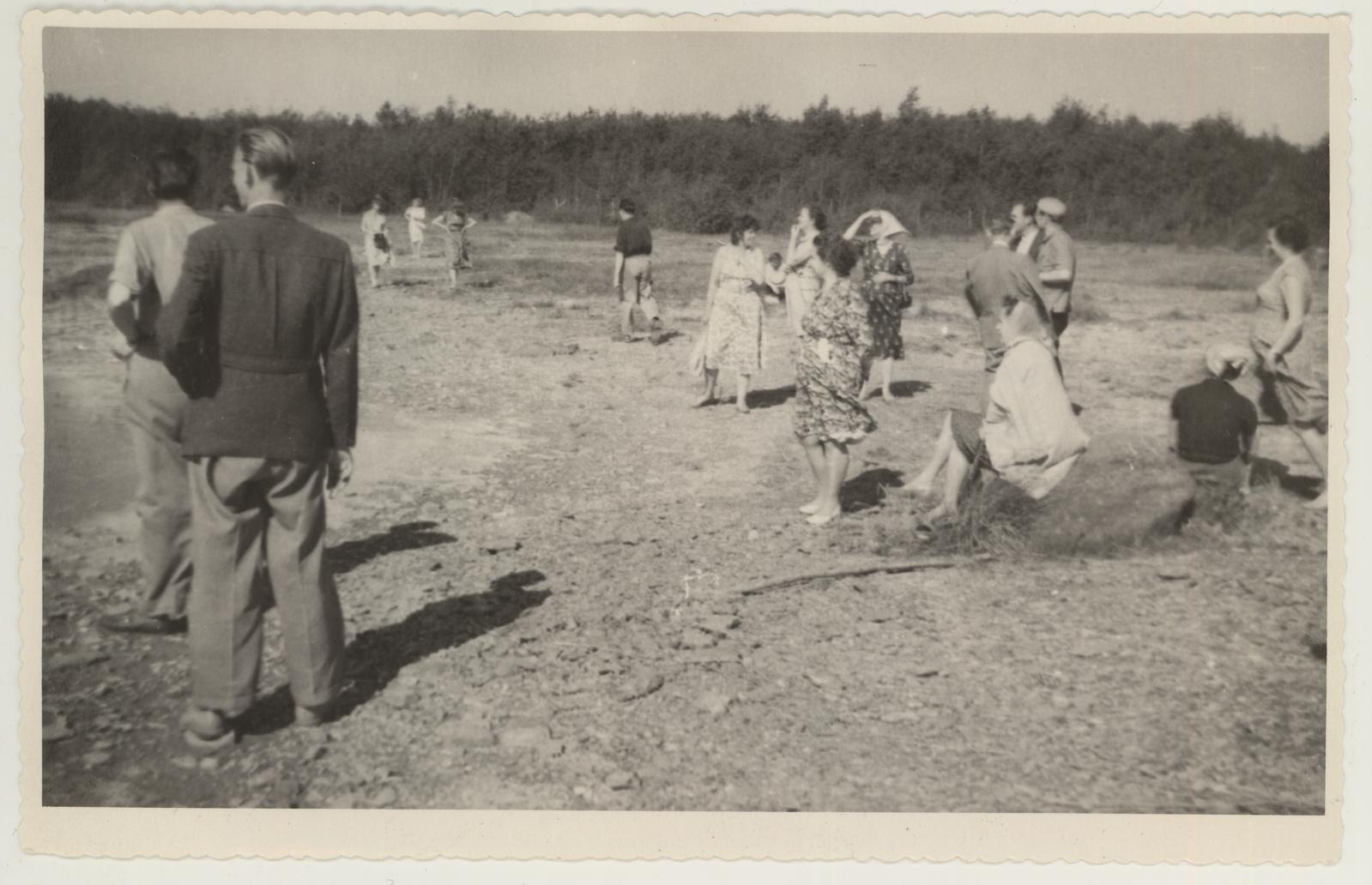 Ekskursioon Taeblasse maalikunstnik Ants Laikmaa talumuuseumi avamisele 5. juuni 1960. Mere ääres Taeblas.