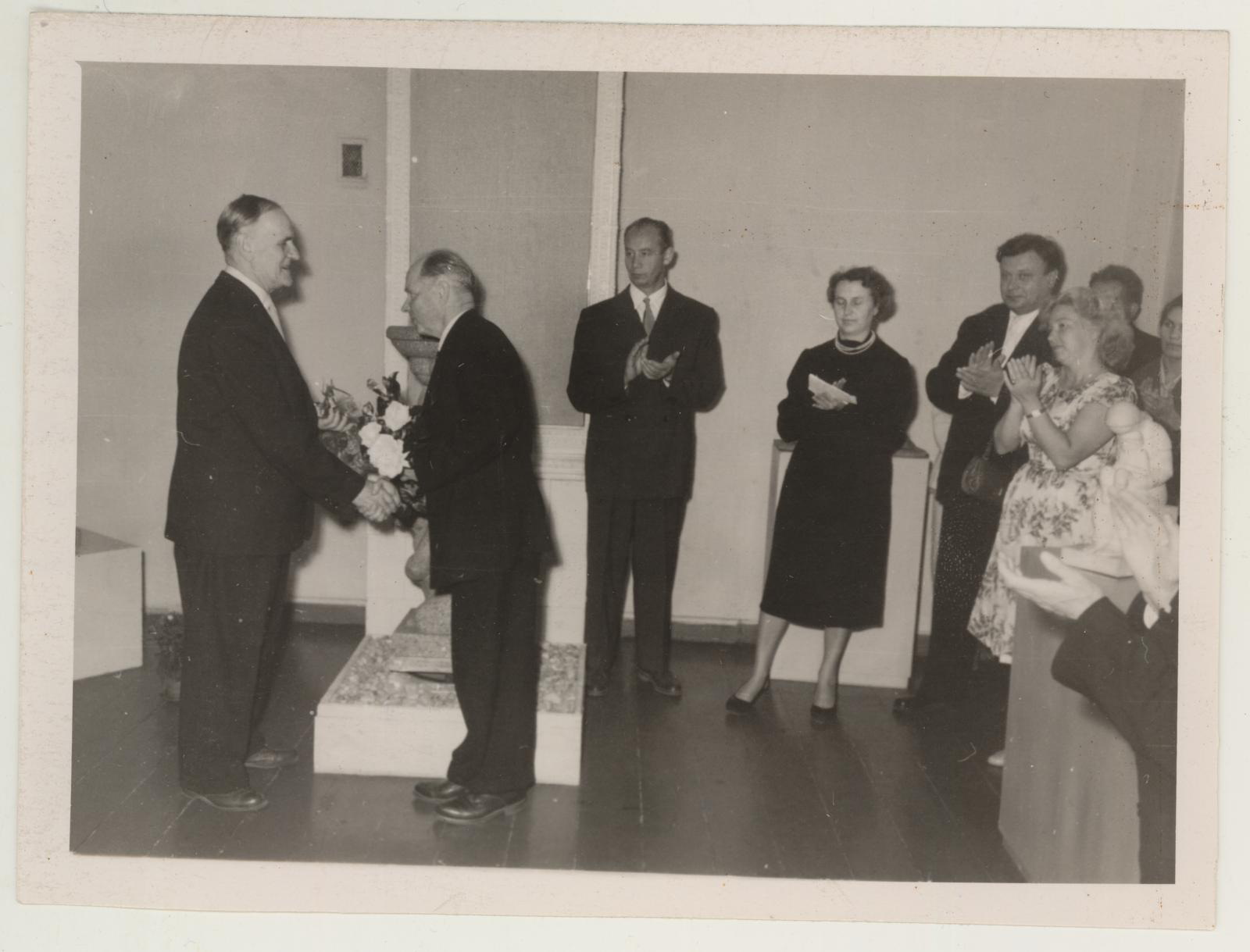 Skulptor professor Anton Starkopfi personaalnäituse avamine 28. aug. 1960. Jõgeva Sordiaretusjaama teaduslik töötaja Rudolf Tamm õnnitleb skulptor professor Anton  Starkopfi.