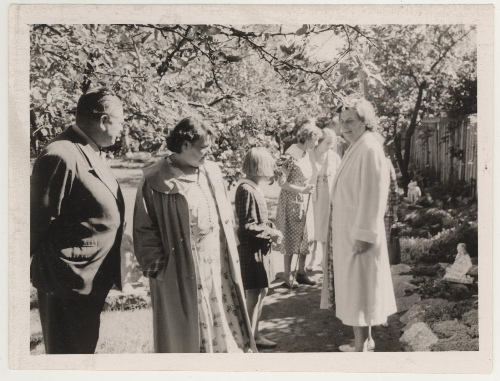 Skulptor professor Anton Starkopfi personaalnäituse avamise päeval 28. aug. 1960. A.Starkopfi aias.