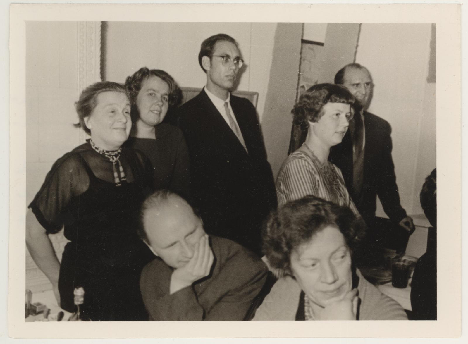 Tartu Riikliku Kunstimuuseumi 20nes aastapäev 17. nov. 1960. Külalised jälgivad A. Weizenbergi näidendit "Maie ja Mihkli kosjad" ehk "Klaas veini".