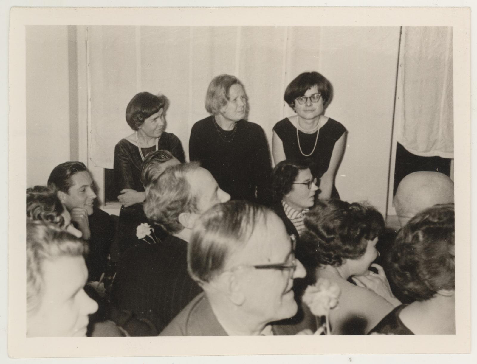 Tartu Riikliku Kunstimuuseumi 20nes aastapäev 17. nov. 1960. Külalised jälgivad A. Weizenbergi näidendit "Maie ja Mihkli kosjad" ehk "Klaas veini".