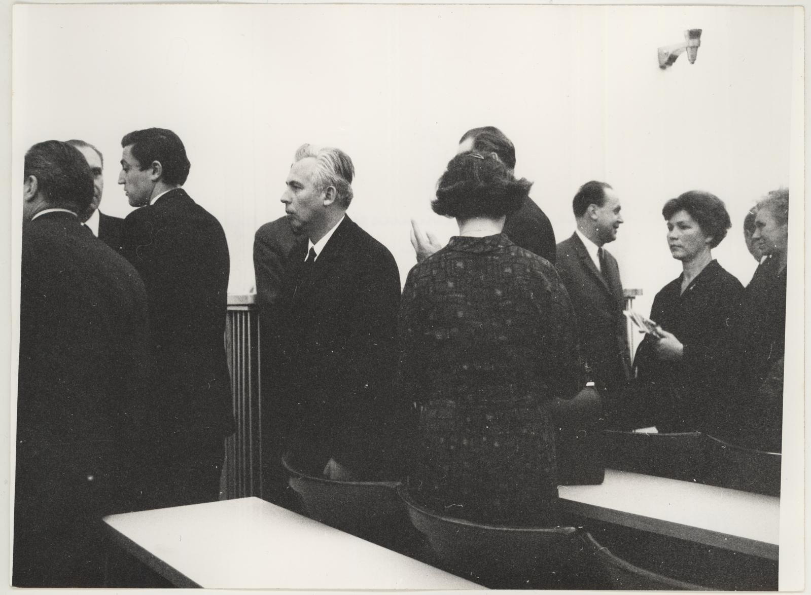 Eesti nõukogude graafika näituse avamine Brno Töölisliikumise Muuseumis 17. nov. 1969. Publikut avamisel. Keskel seisab selgvaates dr. Nina Dvorakova.