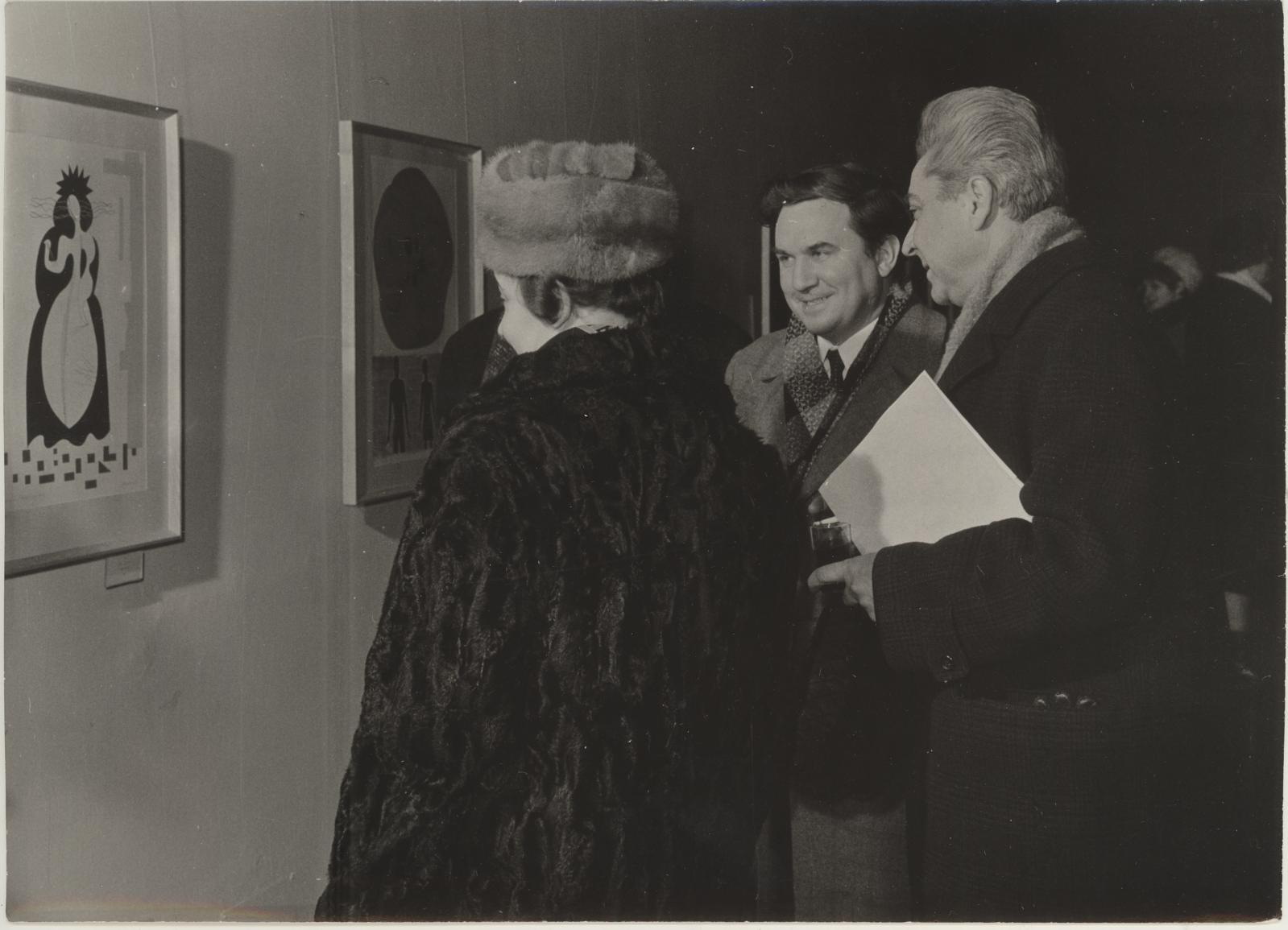 Eesti nõukogude graafika näituse avamine Prahas 8. jaan. 1970. V. Elhi tutvustab NSV Liidu saatkonna töötajaile ekspositsiooni.