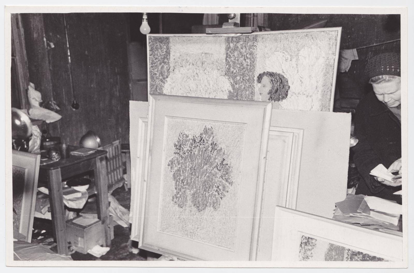 Ellinor Aiki ateljee pärast tulekahju 25.10.1969. Pildistas T. Ilomets kell 23.30. Muuseumi peavarahoidja Tuui Koort ateljees